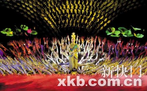 升级版《千手观音》，超200人同台共塑“千手之舞”。