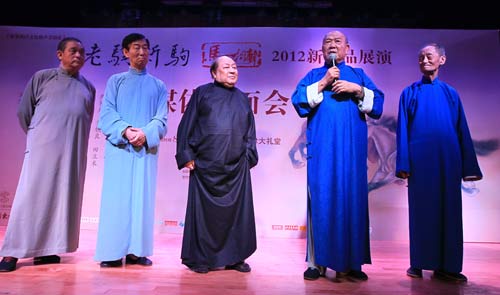 “老骥新驹”马氏相声展演 天津大礼堂爆笑登场