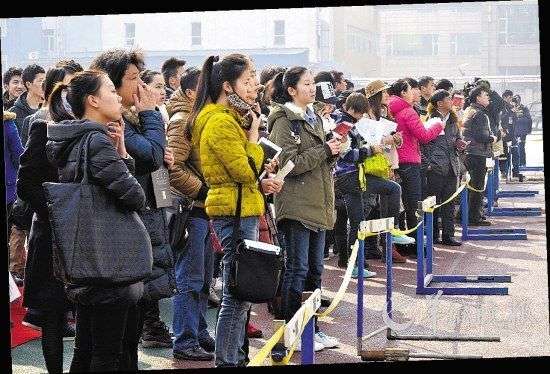 初试放榜后，报考北京电影学院表演学院的考生紧张地查看成绩