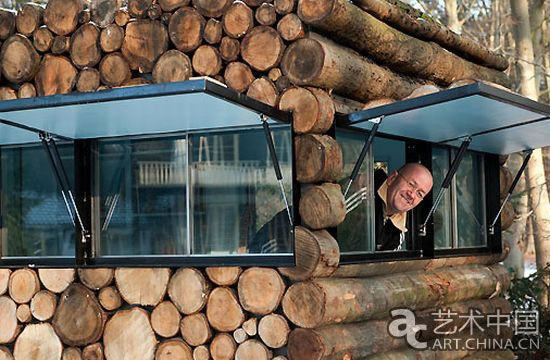 这个独特的树杆小木屋是由海恩伊克设计的，木屋建造在树林的边缘。塑料和钢材制成特别的可滑动的框架窗口可以使房子充分的通风。这是一个吸引人的建筑！