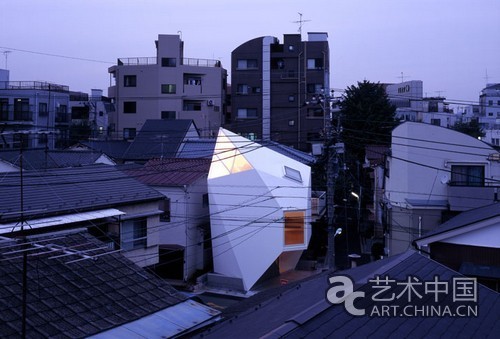 这个屋子名叫Reflection of Mineral，由团队Atelier Tekuto 设计。虽然外形复杂，但它的功用却是设计为住家使用。线条简单、自然、平静是Reflection of Mineral 追求的风格。多边形的设计灵感，来自矿物(Mineral)和他们的反射效果(Reflection)。