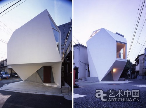 这个屋子名叫Reflection of Mineral，由团队Atelier Tekuto 设计。虽然外形复杂，但它的功用却是设计为住家使用。线条简单、自然、平静是Reflection of Mineral 追求的风格。多边形的设计灵感，来自矿物(Mineral)和他们的反射效果(Reflection)。