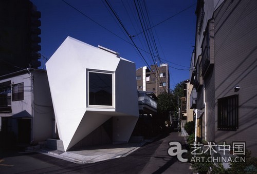 这个屋子名叫Reflection of Mineral，由团队Atelier Tekuto 设计。虽然外形复杂，但它的功用却是设计为住家使用。线条简单、自然、平静是Reflection of Mineral 追求的风格。多边形的设计灵感，来自矿物(Mineral)和他们的反射效果(Reflection)。