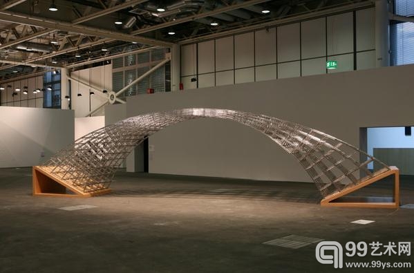 克里斯·伯登（Chris Burden）的巨型《弧桥》（Curved Bridge）