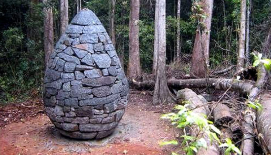 放置在阳光海岸柯南戴尔山大道上的 Andy Goldsworthy 作品《杀手凯恩》（2011）