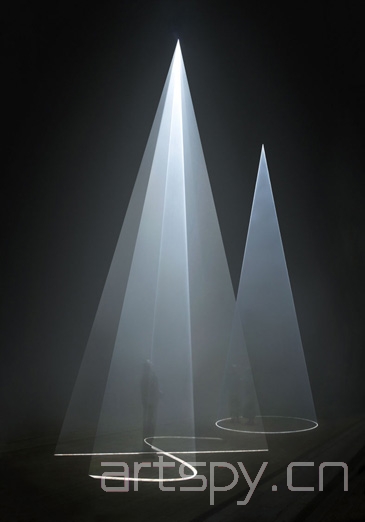安东尼·麦克科尔的光装置艺术"你和我"