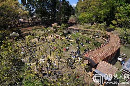 《为SMoCA 作的限量作品》爆破瞬间，日本福岛县磐城市，2013年。Tsukuru Asada 摄，蔡工作室提供。