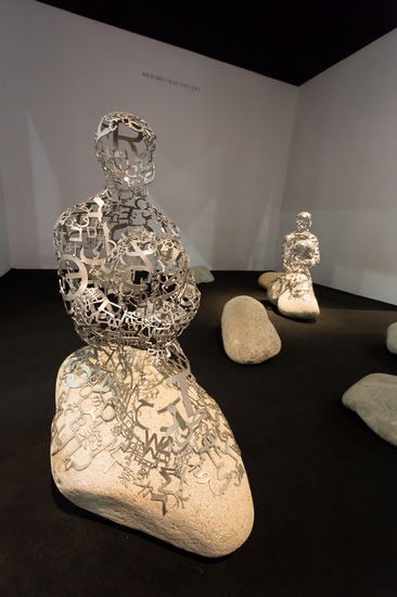 理查德·盖里画廊带来的乔麦·普兰萨（Jaume Plensa）装置作品《岛屿》 李思明 图