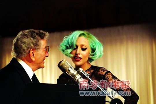 托尼·班尼顿(左)与LadyGaga(右)