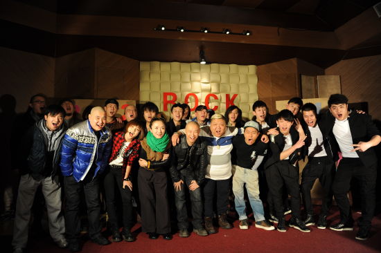 众摇滚人录制第三届摇滚春晚主题歌《ROCK2012》