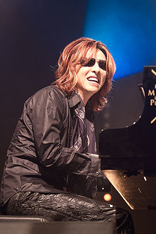 Yoshiki的古典钢琴造诣并不亚于他的鼓技