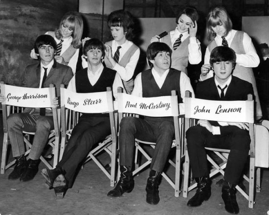 1964年3月13日，披头士在拍摄电影《A HARD DAY’S NIGHT》间隙。披头士身后是四位在片中饰演女学生的女演员。最左边哈里森身后是模特Pattie Boyd，两人因拍摄此片坠入爱河