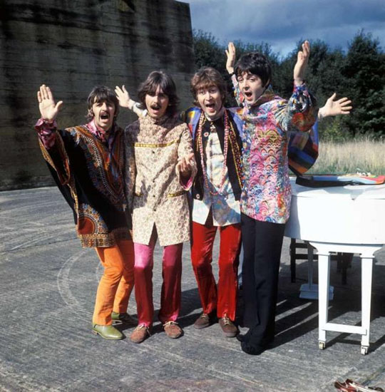 披头士乐队成员表演《Magical Mystery Tour》专辑里的“我是只海象”