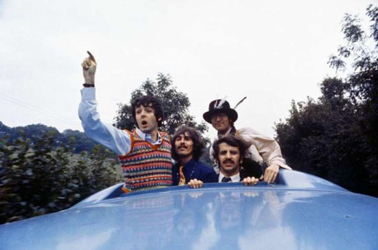 《Magical Mystery Tour》重新发行，图为披头士成员站在车子的天窗中
