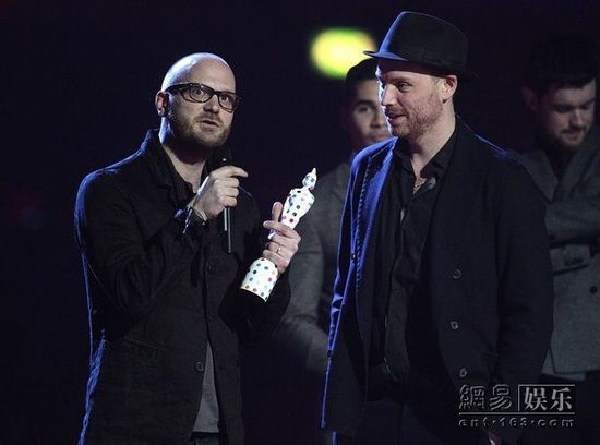 酷玩乐队的鼓手Will Champion和吉他手Jonny Buckland。