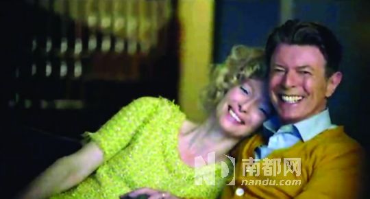 David Bowie和Tilda Swinton在MV中演一对中产夫妇，Tilda一直都被认为和Bowie从相貌到气质都很相像，他们显得很有“夫妻相”。