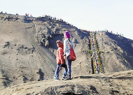 游客排队上火山口