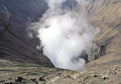 正冒着白烟的婆罗摩火山口