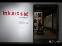     经过一年多的布展筹备，名为'Ink Art: Past as Present in Contemporary China'的大都会艺术博物馆水墨大展终于揭开序幕。展览被分为四个主题：文字、新风景、抽象、以及画笔外的艺术。不同于以往大都会博物馆呈现的传统书画乃至现代艺术展览，展览并没有明确的起点和终点。展览的大部分作品陈列于书画展厅。图为展厅主要入口。